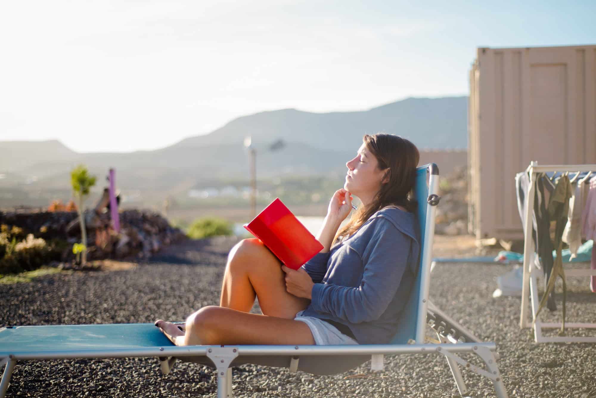 Femme sur une chaise longue, journal à la main, Corralejo, Fuerteventura, Îles Canaries