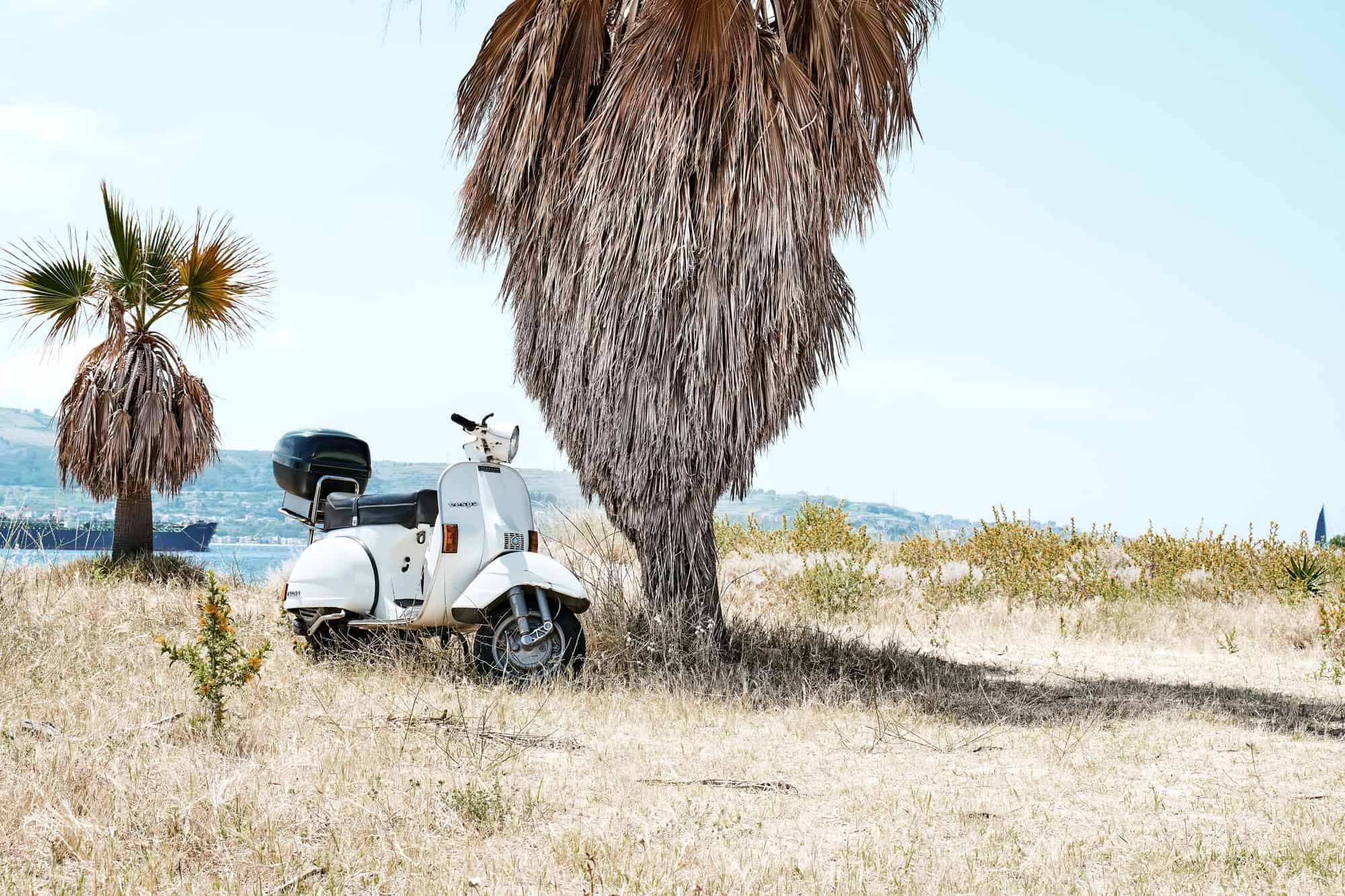 Messine, Sicile, Italie - 13 juin 2021 : L'emblématique scooter italien vespa