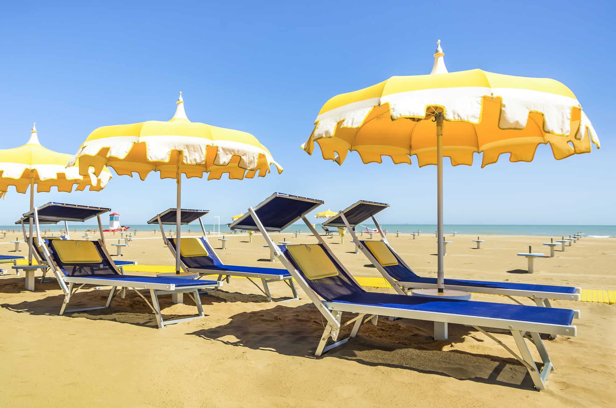 Parasols et chaises longues - Plage de Rimini - Été italien
