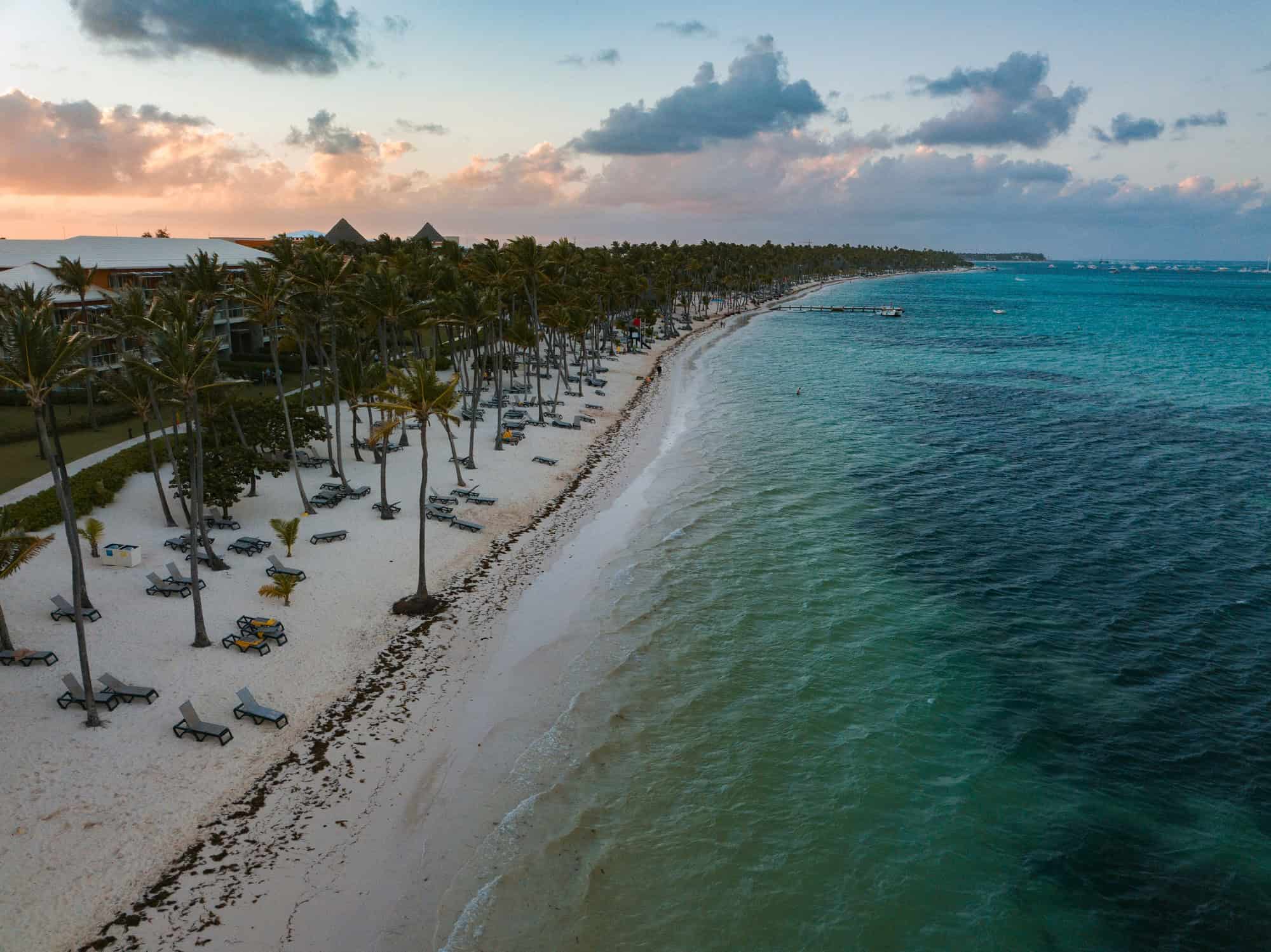 Paysage de la plage de Punta Cana entourée de mer et de verdure en République dominicaine