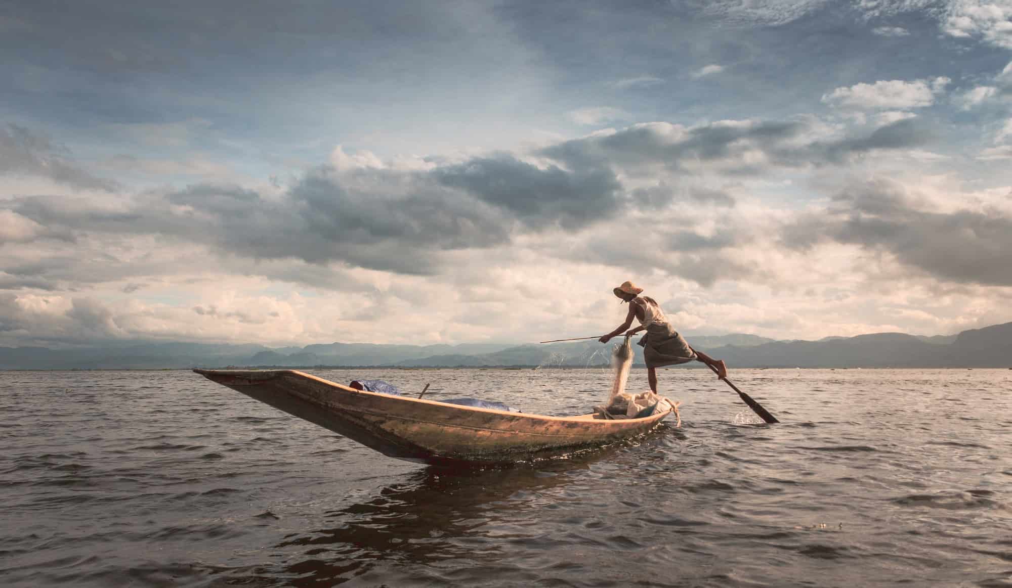 Shan, Myanmar - 25 juin 2012 : Pêcheur anonyme debout sur un bateau