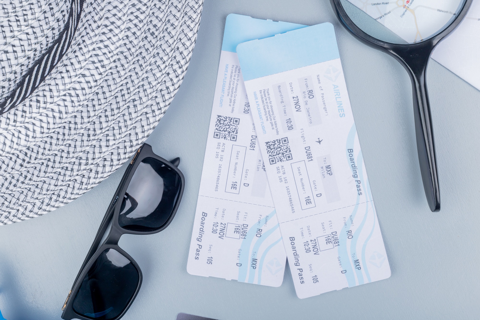 vue de dessus d'accessoires et d'articles de voyage tels que lunettes de soleil, chapeau de soleil, billets d'avion