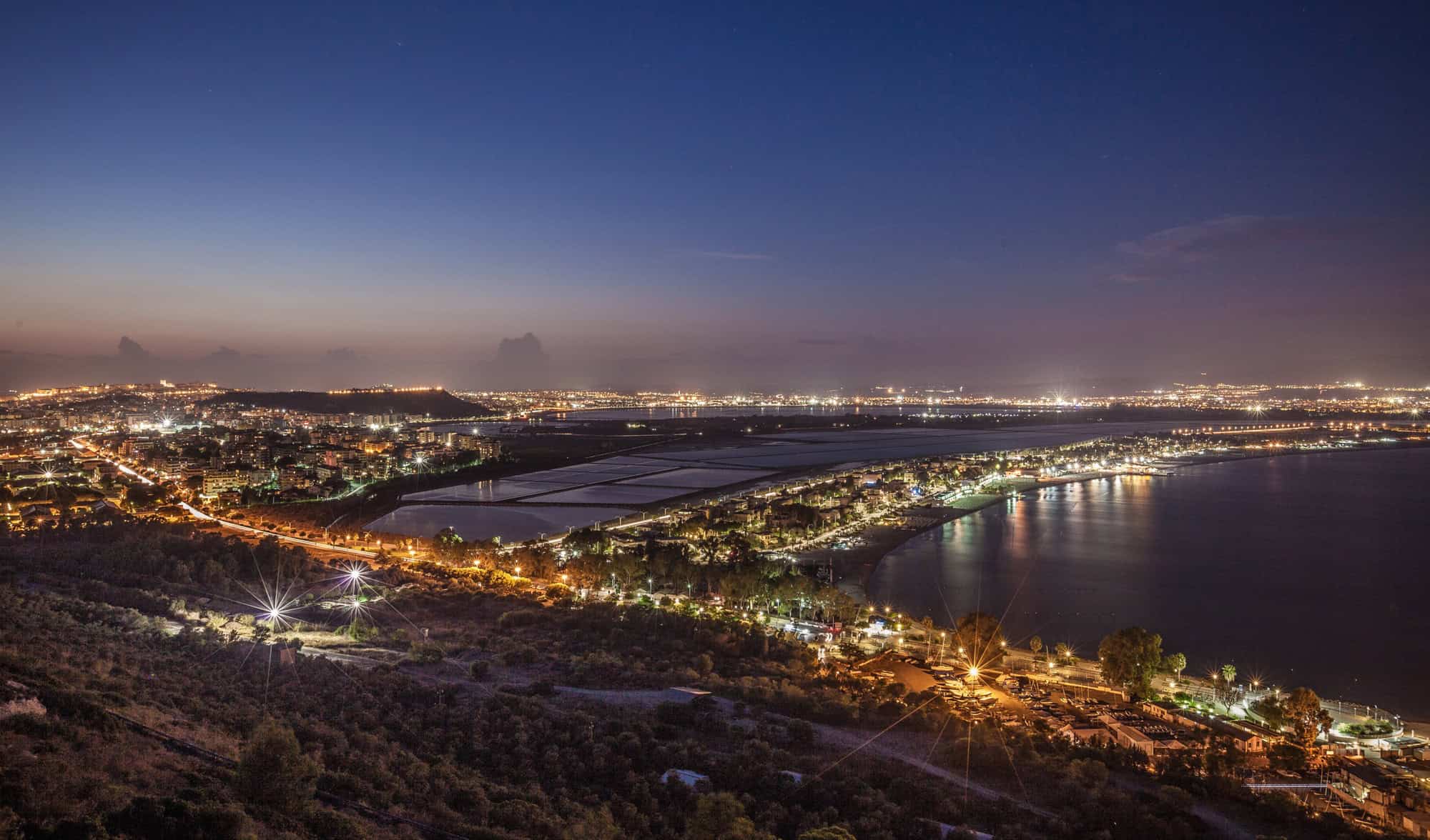 Vue de la côte la nuit, Cagliari, Sardaigne, Italie