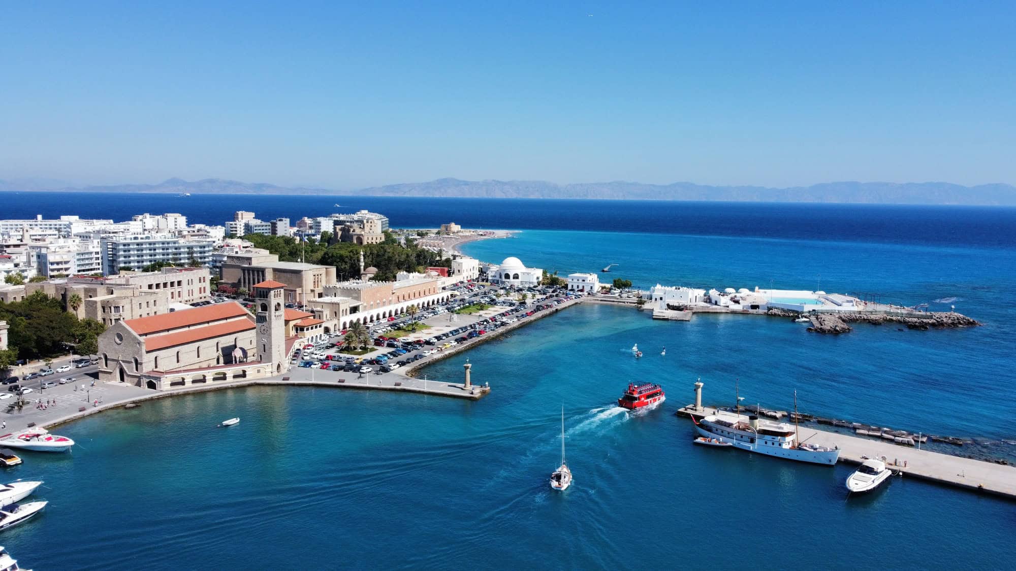 Vue magnifique du Colosse de Rhodes, Grèce, lors d'une journée ensoleillée